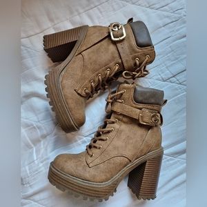 GBG Los Angeles Lace-up heele Ankle Boots